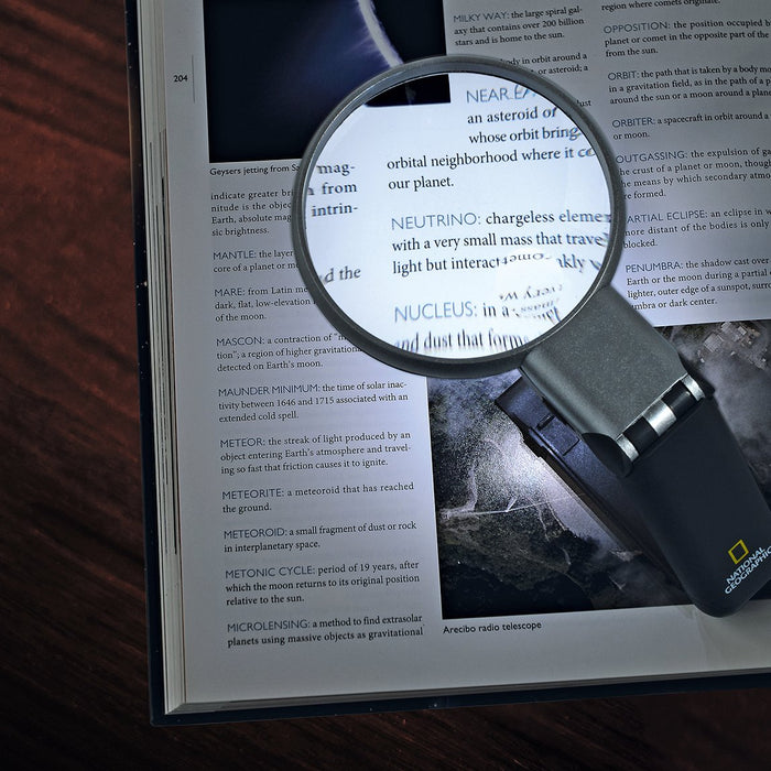 National Geographic 2.5-5x LED Magnifying Glass Sample View